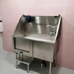 Bañera adaptada para perros pequeños en la peluquería canina Pets & Us, diseñada para un lavado seguro y cómodo.
